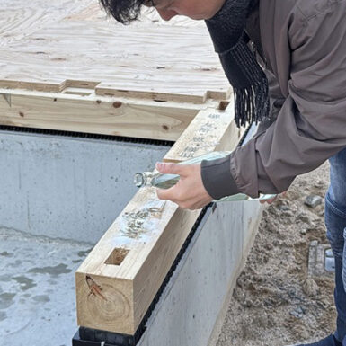 上棟式。お清めの様子