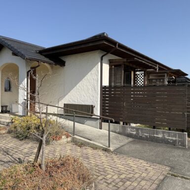 筑前町の和風レトロな漆喰壁の家