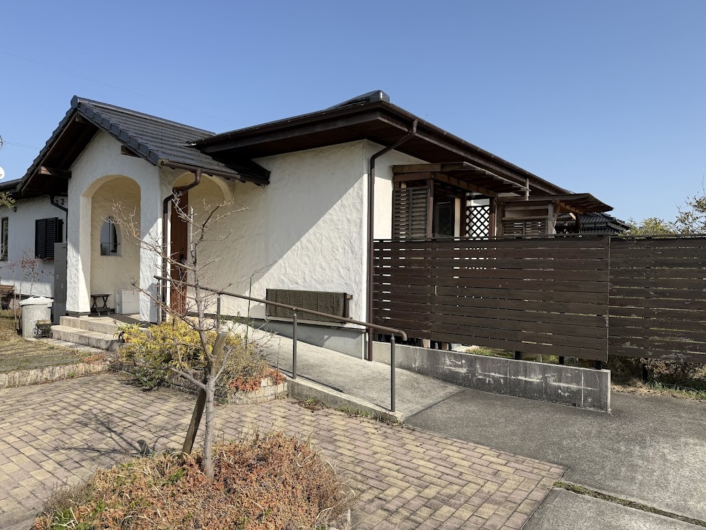 筑前町の和風レトロな漆喰壁の家