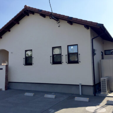 漆喰壁が美しい平屋の外観