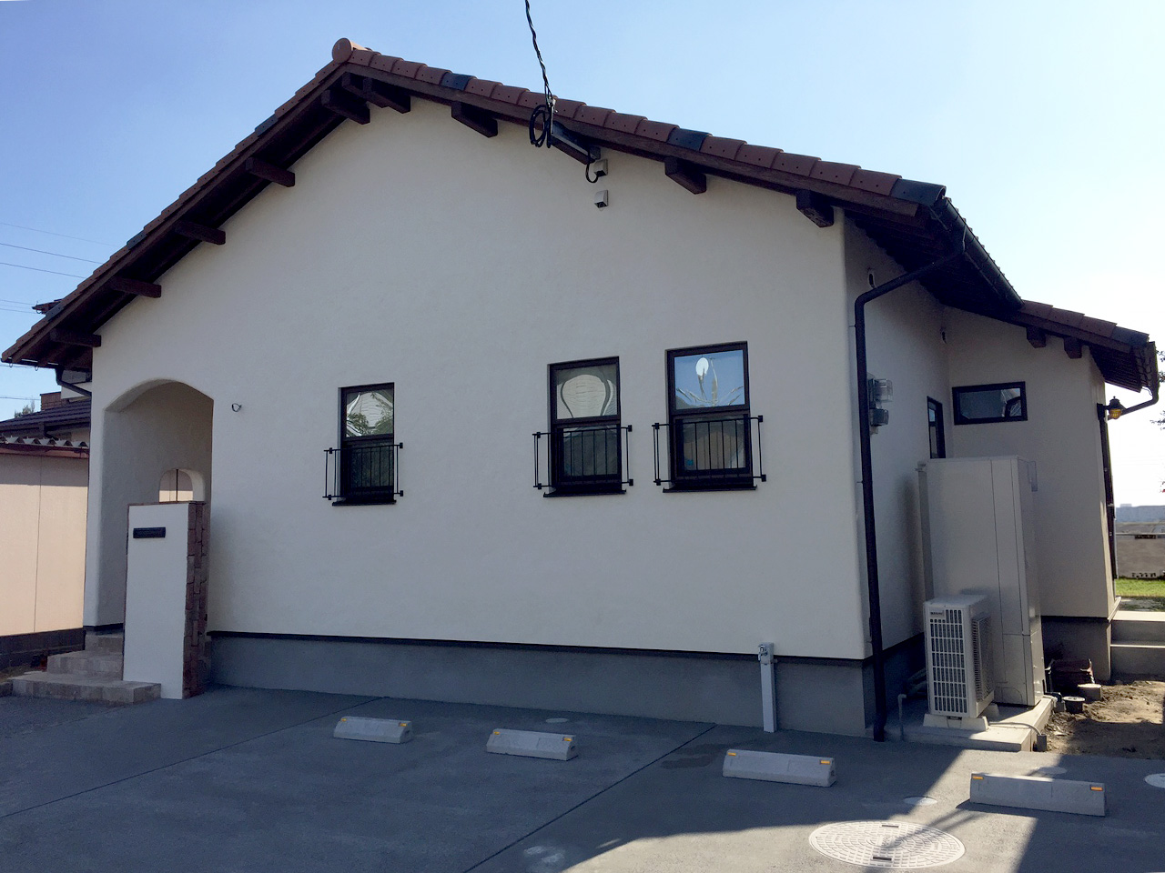 漆喰壁が美しい平屋の外観