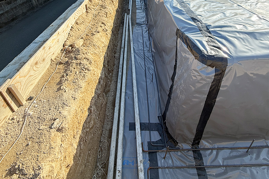 深い部分の基礎の角や細かいところにも防湿・防蟻シートを敷き込んでいる