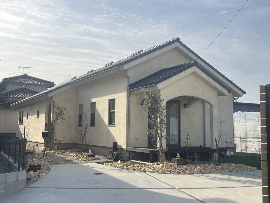 淡いベージュに凹凸を表現した漆喰の家　「ぜにーばの家」を目指した外観