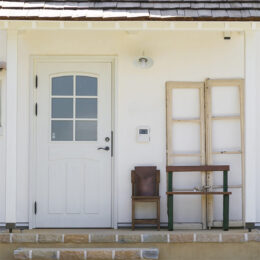 アンティークをキーワードに見つけた、奥様好みの木と漆喰の家【福岡県糟屋郡】